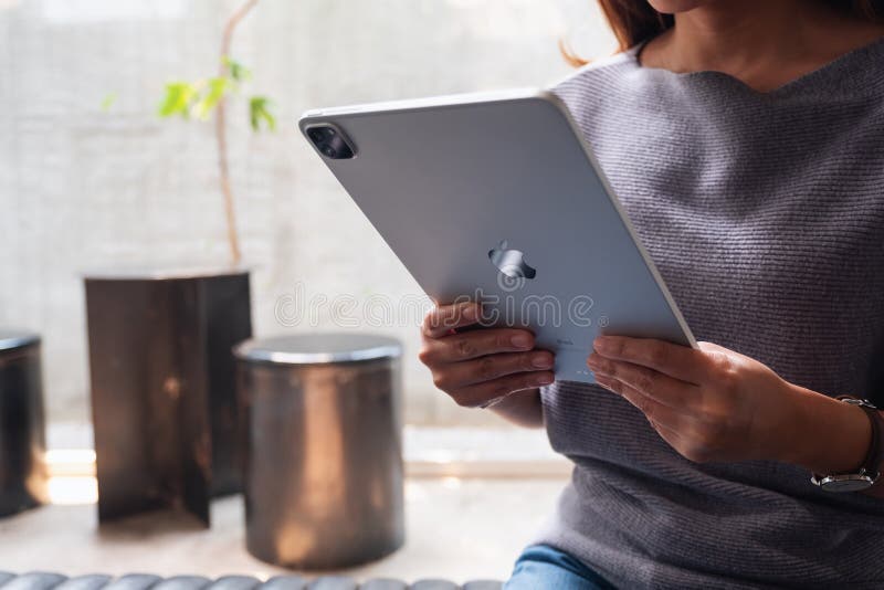 11 11-ое марта 2021 : Женщина с помощью планшетный компьютер apple ipad pro 2020 новых цифровых в кафе Чиангмае, Таиланд стоковые изображения