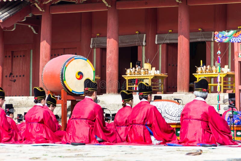 1 November 2014, Seoul, South Korea: Jerye ceremony held twice per year in Jongmyo Shrine to worship the Confucian tablets of the 19 emperors enshrined here. Jongmyo is a UNESCO world heritage site. 1 November 2014, Seoul, South Korea: Jerye ceremony held twice per year in Jongmyo Shrine to worship the Confucian tablets of the 19 emperors enshrined here. Jongmyo is a UNESCO world heritage site.