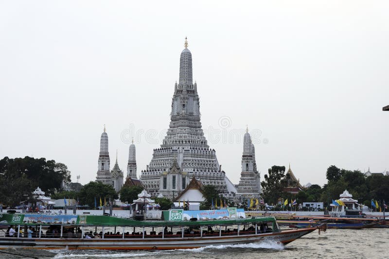 2-ое января 2019 БАНГКОК ТАИЛАНД: Городской пейзаж Wat Arun будет среди самое лучшее известное ориентиров Таиланда стоковое изображение 2-ое января 2019 БАНГКОК ТАИЛАНД: Городской пейзаж Wat Arun будет среди самое лучшее известное ориентиров Таиланда стоковое изображение