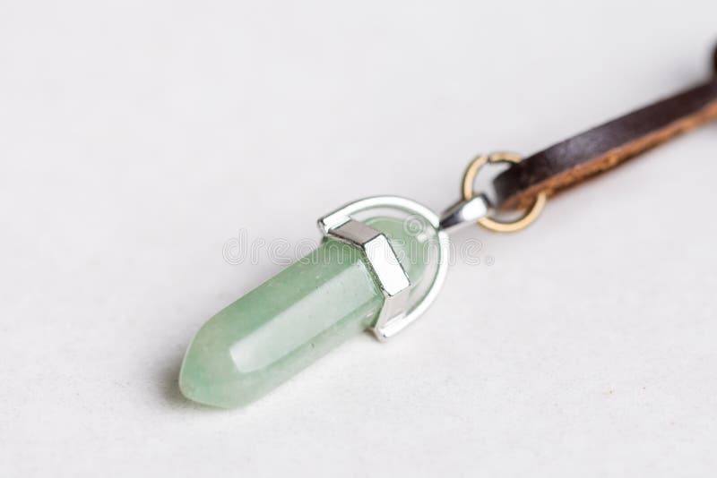 Ожерелье камней удачливого зеленого aventurine самоцветное изолированное над белым мраморным камнем стоковые фото Ожерелье камней удачливого зеленого aventurine самоцветное изолированное над белым мраморным камнем стоковые фото