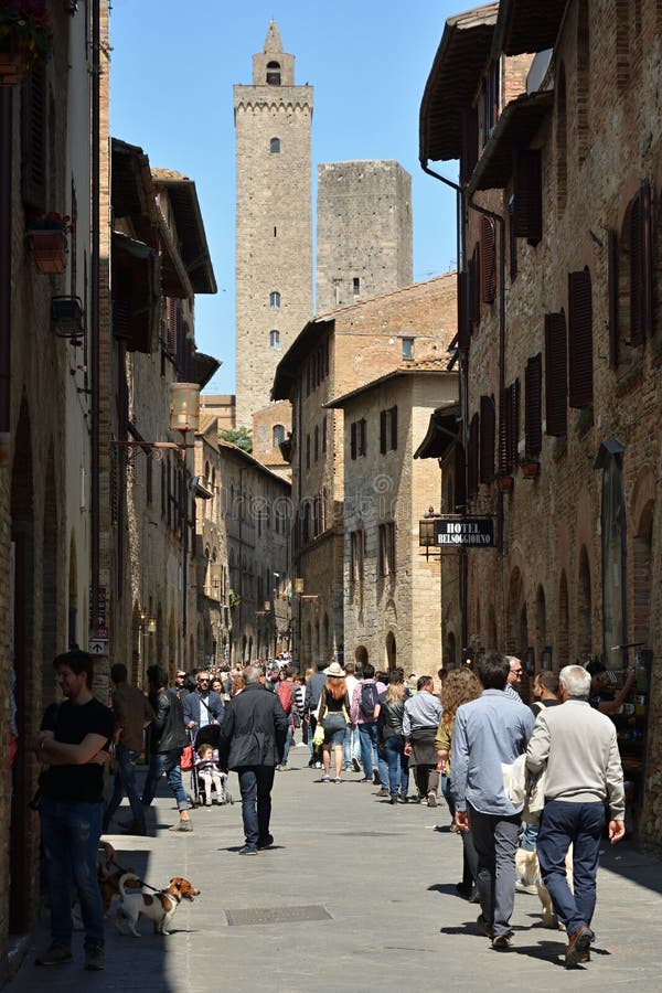 Оживленная улица в San Gimignano стоковое изображение Оживленная улица в San Gimignano стоковое изображение
