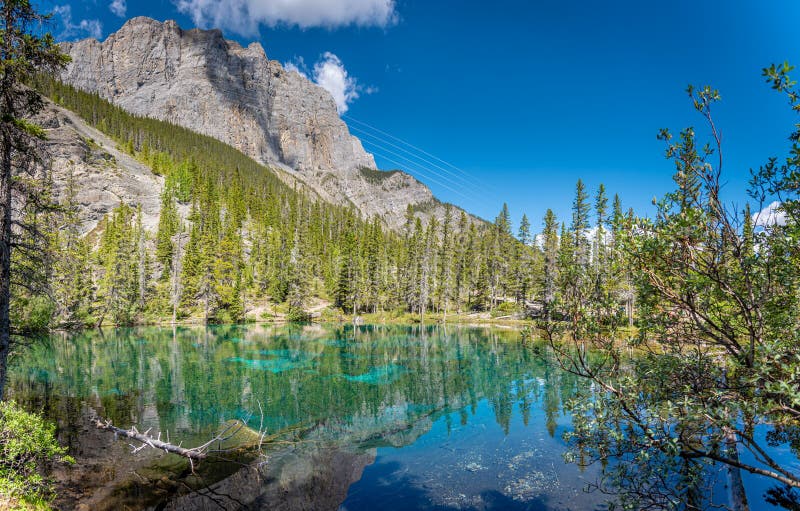 Озера Grassi, Canmore, Альберта. Красивые озера Grassi вне Canmore в стране Kananaskis Озера Grassi очень легкий и популярный поход для семей и любителей природы