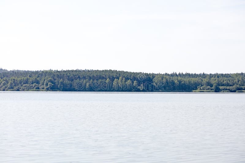 Озеро Brombachsee с изумлять дикий располагаться лагерем леса и лета клонит изящное искусство предпосылки праздников в высококаче стоковые изображения rf