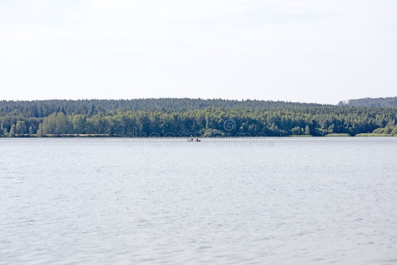 Озеро Brombachsee с изумлять дикий располагаться лагерем леса и лета клонит изящное искусство предпосылки праздников в высококаче стоковые изображения