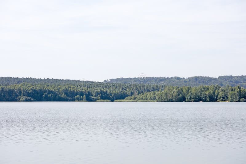Озеро Brombachsee с изумлять дикий располагаться лагерем леса и лета клонит изящное искусство предпосылки праздников в высококаче стоковое фото