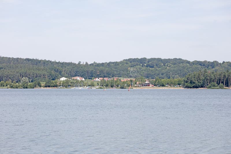 Озеро Brombachsee с изумлять дикий располагаться лагерем леса и лета клонит изящное искусство предпосылки праздников в высококаче стоковое изображение rf