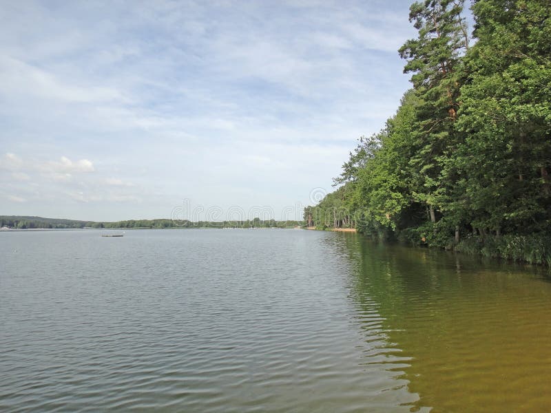 Озеро Brombachsee с изумлять дикий располагаться лагерем леса и лета клонит изящное искусство предпосылки праздников в высококаче стоковые изображения