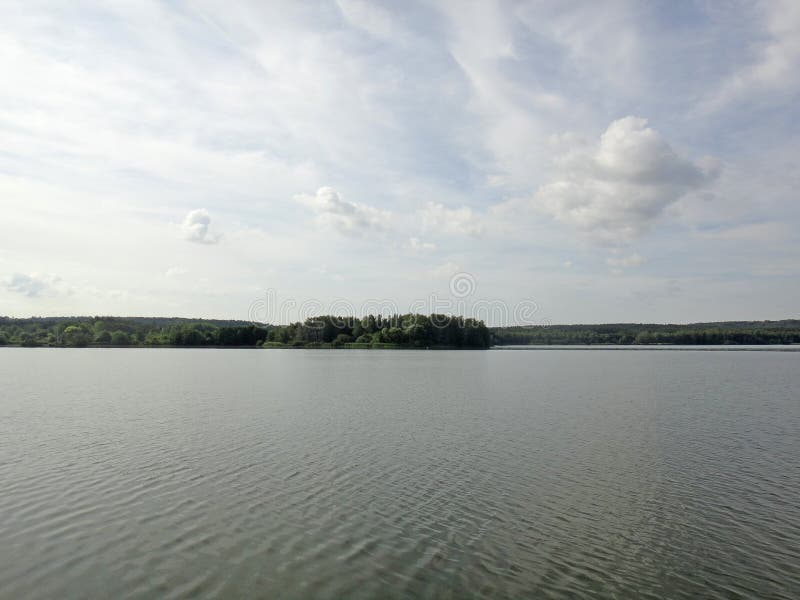 Озеро Brombachsee с изумлять дикий располагаться лагерем леса и лета клонит изящное искусство предпосылки праздников в высококаче стоковые фотографии rf