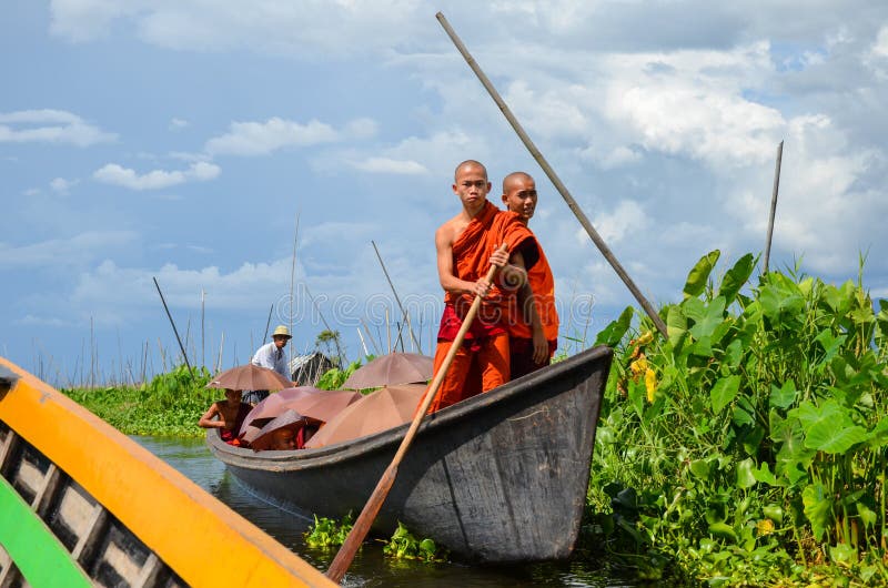 ОЗЕРО INLE, МЬЯНМА 26-ОЕ СЕНТЯБРЯ 2016: Монахи Buddist полоща баржу на озере Inle стоковое изображение rf ОЗЕРО INLE, МЬЯНМА 26-ОЕ СЕНТЯБРЯ 2016: Монахи Buddist полоща баржу на озере Inle стоковое изображение rf