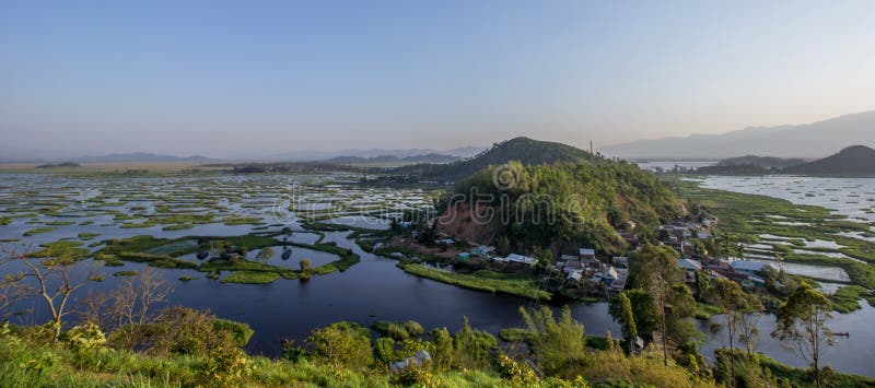 Озеро Loktak, Manipur, озеро ` s Азии самое большое пресноводное, Индия стоковые фото Озеро Loktak, Manipur, озеро ` s Азии самое большое пресноводное, Индия стоковые фото