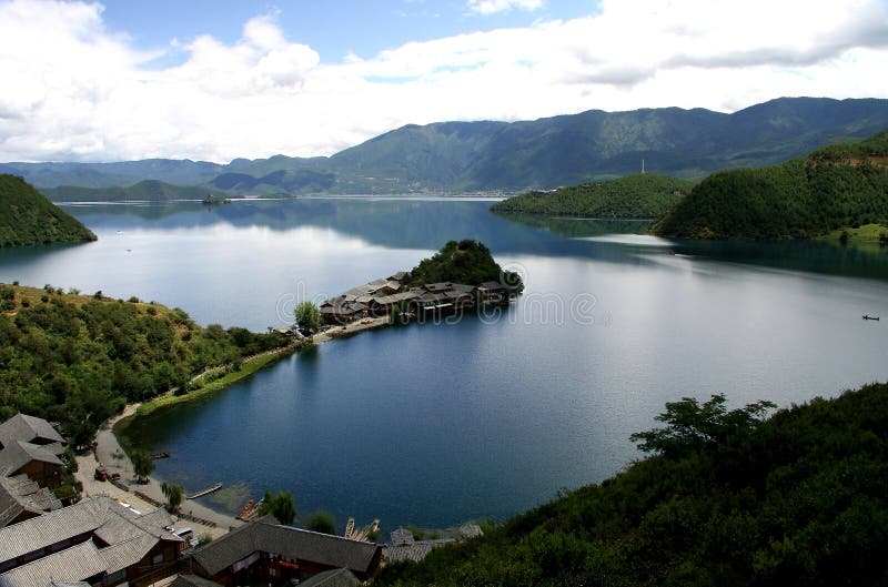 Озеро Lugu, Lijiang, Юньнань, Китай стоковое фото Озеро Lugu, Lijiang, Юньнань, Китай стоковое фото