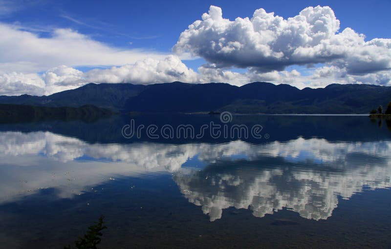 Озеро Lugu, Lijiang, Юньнань, Китай стоковые изображения Озеро Lugu, Lijiang, Юньнань, Китай стоковые изображения