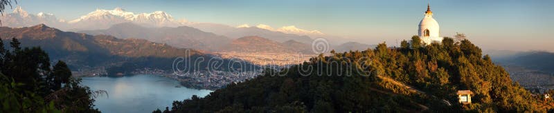 Озеро Pokhara Annapurna Manaslu Phewa stupa мира во всем мире стоковые изображения rf