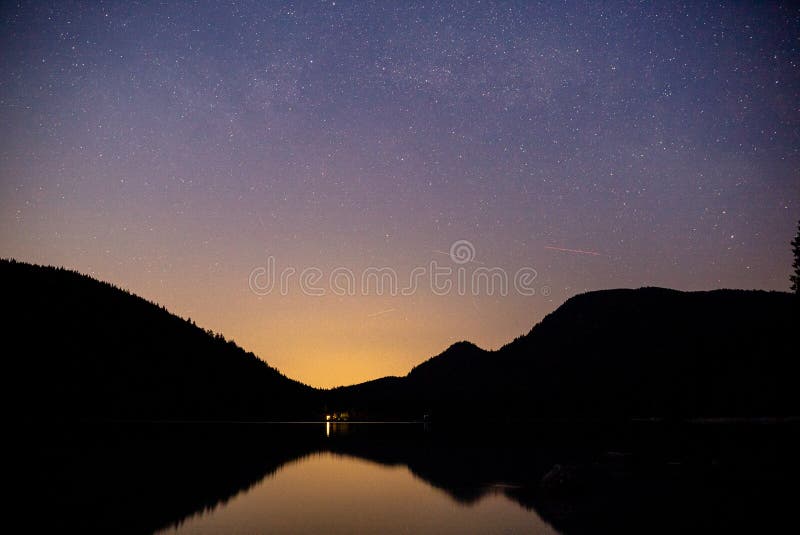 Озеро Walchensee с горой Jochberg Herzogstand, Баварией, Германией Съемка ночи стоковые фото