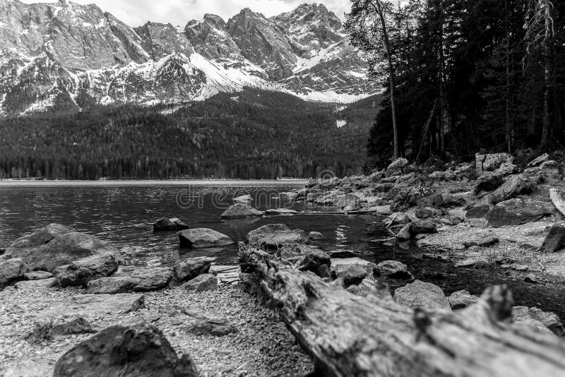 Озеро Германия Eibsee с горной цепью zugspitze на заднем плане черно-белой стоковые фото Озеро Германия Eibsee с горной цепью zugspitze на заднем плане черно-белой стоковые фото