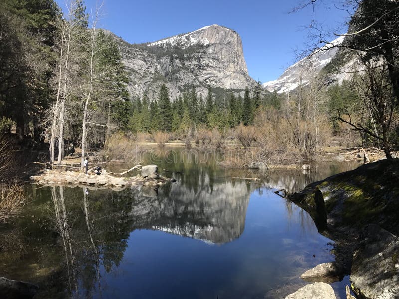 Озеро зеркал в национальном парке Калифорнии США Yosemite стоковые фотографии rf Озеро зеркал в национальном парке Калифорнии США Yosemite стоковые фотографии rf