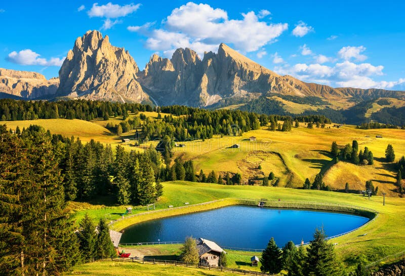 Озеро и горы, Alpe di Siusi или Seiser Alm, доломиты Альпы стоковые изображения rf