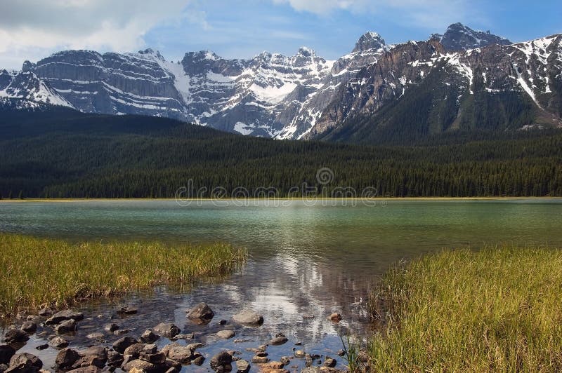 озеро изумруда Канады