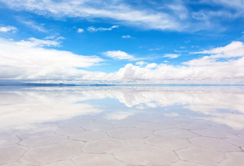 Озеро Салар de Uyuni с тонким слоем воды стоковая фотография Озеро Салар de Uyuni с тонким слоем воды стоковая фотография