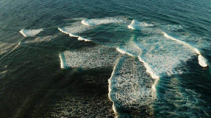 океанические волны и воздушный вид морского сёрфа.