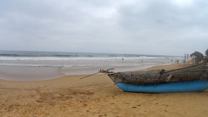 Океанские волны и шлюпка Shi Lanka