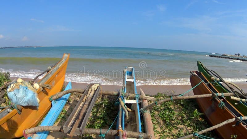 Океанские волны и шлюпка Shi Lanka