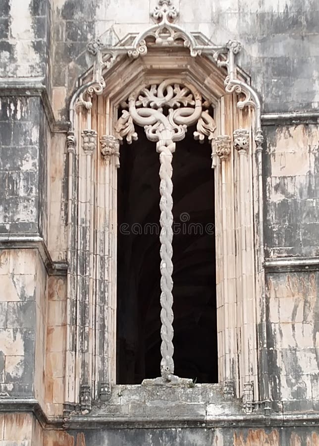 окно в стиле мануэля, обрамленное деталью вырезки камней из орната, в португале фасада булавы