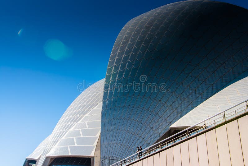 Округлые формы крыши оперного театра Сиднея стоковая фотография rf