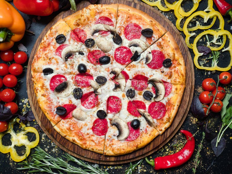 Оливки pepperoni еды пиццы итальянской еды домодельные стоковое изображение Оливки pepperoni еды пиццы итальянской еды домодельные стоковое изображение