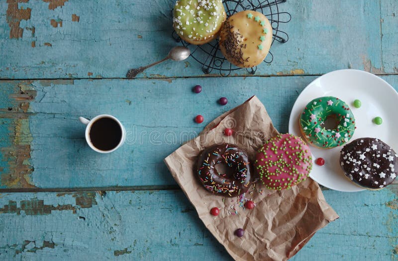 домодельные donuts на бумажном и черном кофе в белой чашке стоковое фото домодельные donuts на бумажном и черном кофе в белой чашке стоковое фото
