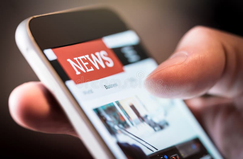 Онлайн новости в мобильном телефоне Закройте вверх экрана смартфона стоковое изображение rf