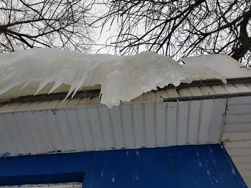 Очень опасные сосульки и лед на крыше весной или зиме