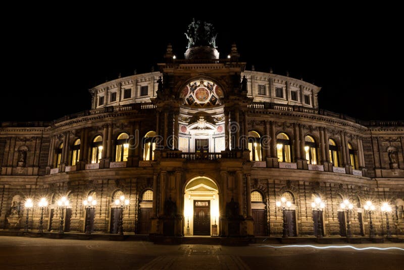 Оперный театр Semperoper Semper к ноча, Дрезден, Саксония, Германия стоковые фото Оперный театр Semperoper Semper к ноча, Дрезден, Саксония, Германия стоковые фото