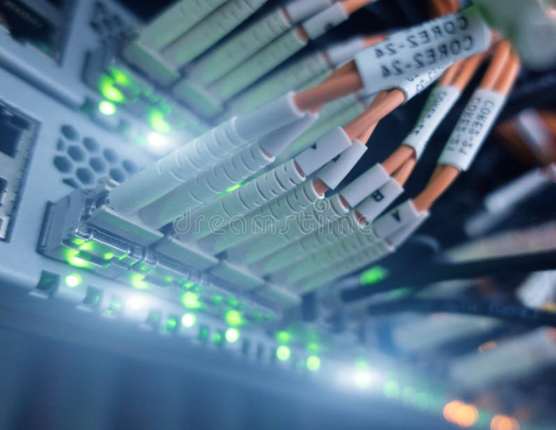 Оптический кабель в приборах интернета Концепция современного доступа в интернет стоковые изображения rf
