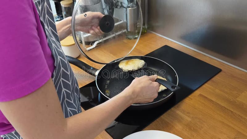опытный шеф приготовления куриные бургеры сток-видео