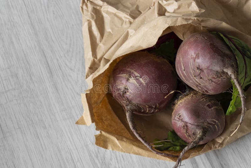 Органические бураки в коричневом бумажном мешке Концепция Recycle упаковывая Отсутствие пластикового отхода стоковое изображение rf Органические бураки в коричневом бумажном мешке Концепция Recycle упаковывая Отсутствие пластикового отхода стоковое изображение rf