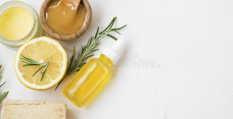 Органические естественные продукты skincare с травяным маслом лимона и розмаринового масла, медом manuka, естественным мылом и ба стоковые изображения rf