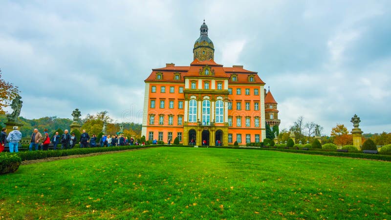 Ориентир замка Wawel известный в Краков Польше Живописный ландшафт на реке Wisla побережья Заход солнца осени с белым небом - Bil стоковое фото Ориентир замка Wawel известный в Краков Польше Живописный ландшафт на реке Wisla побережья Заход солнца осени с белым небом - Bil стоковое фото