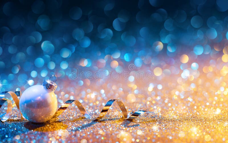 Орнаменты на ярком блеске - синь рождества Bokeh золотая с шариком стоковая фотография Орнаменты на ярком блеске - синь рождества Bokeh золотая с шариком стоковая фотография