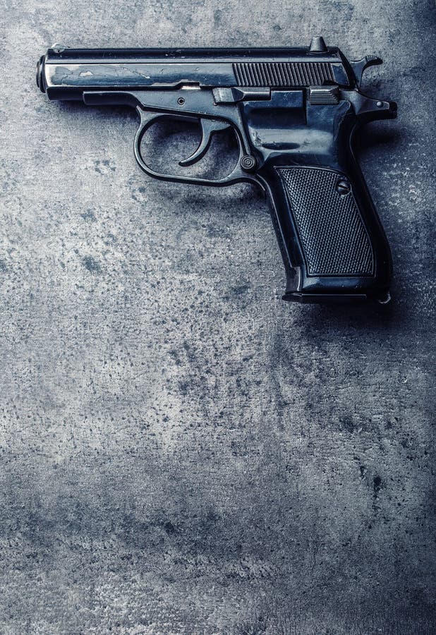 оружие и пули пистолета 9 mm посыпанные на таблице стоковые изображения rf оружие и пули пистолета 9 mm посыпанные на таблице стоковые изображения rf