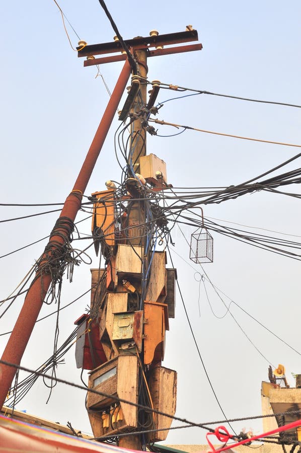 Осложненный электрический столб в отдаленной области в Вьетнаме ...