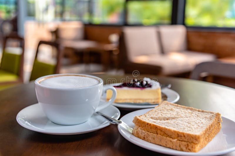 Освежать и очень вкусный завтрак с latte кофе, сэндвичем тунца и сосной сыра голубики в кофейне стоковое изображение Освежать и очень вкусный завтрак с latte кофе, сэндвичем тунца и сосной сыра голубики в кофейне стоковое изображение