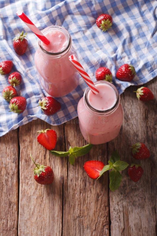 Освежая smoothies клубник в конце-вверх стеклянной бутылки Ve стоковое изображение rf Освежая smoothies клубник в конце-вверх стеклянной бутылки Ve стоковое изображение rf