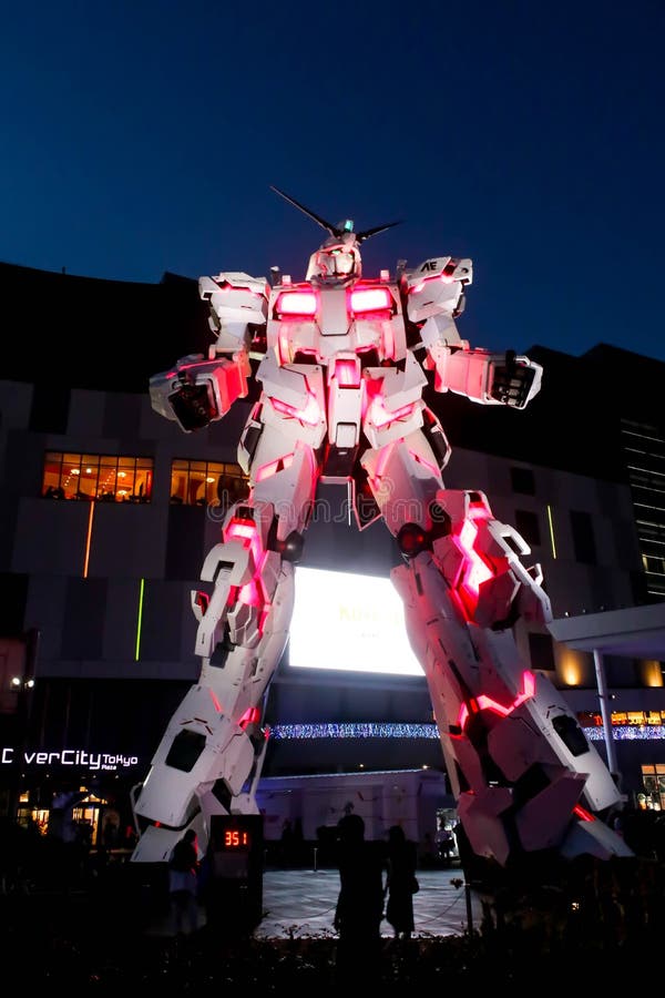 Осветите сказание Gundam реальная модель размера робота Gundam в Odaiba, токио стоковая фотография Осветите сказание Gundam реальная модель размера робота Gundam в Odaiba, токио стоковая фотография
