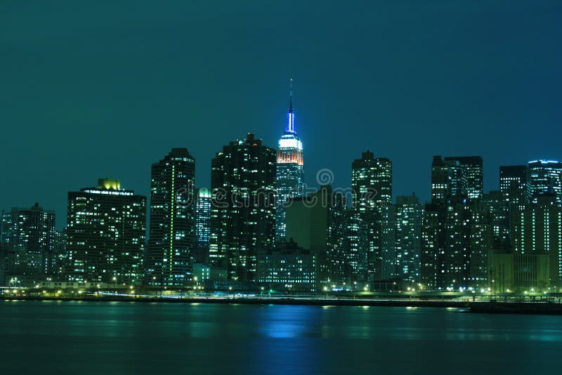 освещает горизонт nyc ночи центра города manhattan стоковые фотографии rf освещает горизонт nyc ночи центра города manhattan стоковые фотографии rf