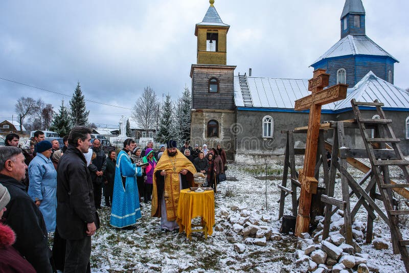 Освящение мемориального правоверного креста около виска в зоне Kaluga России стоковые изображения Освящение мемориального правоверного креста около виска в зоне Kaluga России стоковые изображения