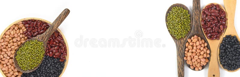 Осеменяет фасоль beansBlack, красную фасоль, арахис и фасоль Mung полезную для здоровья в деревянных ложках на белой предпосылке стоковое изображение rf Осеменяет фасоль beansBlack, красную фасоль, арахис и фасоль Mung полезную для здоровья в деревянных ложках на белой предпосылке стоковое изображение rf