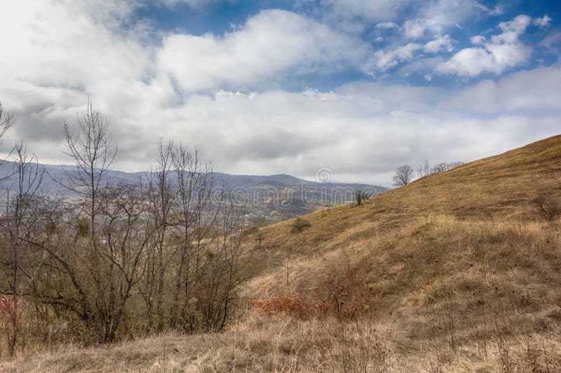 осенние прогулки по горной дороге лес и панорама области стоковое фото