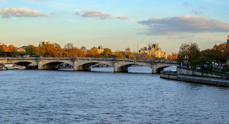 осень paris Солнце освещает реку Сену, повернутые желтые деревья на берег и красивые дома которое делают архитектурноакустический стоковое изображение rf осень paris Солнце освещает реку Сену, повернутые желтые деревья на берег и красивые дома которое делают архитектурноакустический стоковое изображение rf