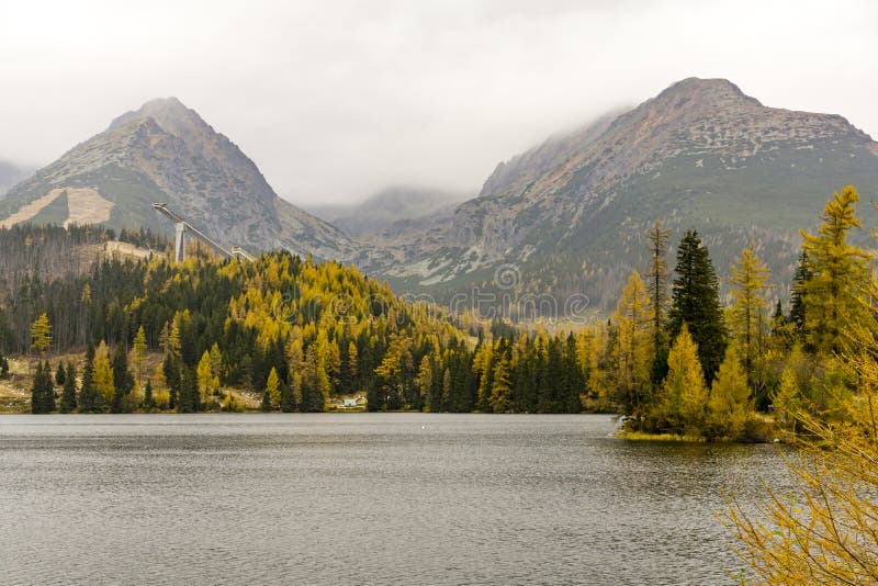 Осень на озере Strbske Pleso Горы Словакия Tatra стоковые фото Осень на озере Strbske Pleso Горы Словакия Tatra стоковые фото